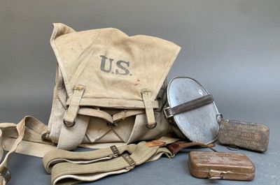 un sac posé par terre à côté d'autres objets