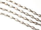 quatre colliers plaqués argent sur fond blanc