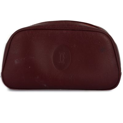 une photo montrant un étui en cuir marron posé sur une surface blanche