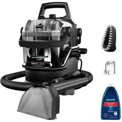 un gros plan d'un aspirateur et d'autres produits d'entretien sur fond blanc