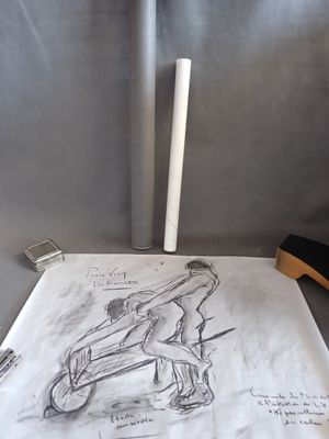 dessin représentant un homme sur un skateboard, réalisé sur une feuille de papier
