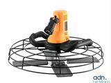 un ventilateur orange et noir posé sur un support métallique