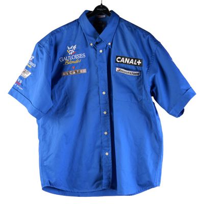 Le t-shirt est bleu et comporte un écusson du Canada.