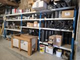 une pièce remplie d'une multitude d'objets de toutes sortes