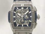 un gros plan d'une montre avec un bracelet bleu