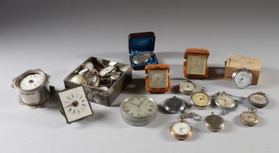 de nombreux modèles de montres et des montres posées sur la table