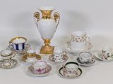 de nombreuses tasses et soucoupes posées sur une table