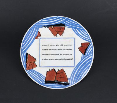 une image représentant une assiette bleue et blanche sur laquelle figure l'illustration d'un bateau