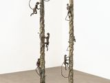 paire de sculptures en bronze représentant des singes sur un mât surmonté d'une bougie