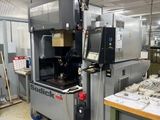 une machine qui se trouve dans une pièce où il y a beaucoup de papiers