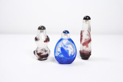 Réunion de 3 flacons tabatières en verre à décor d'une carpe…
