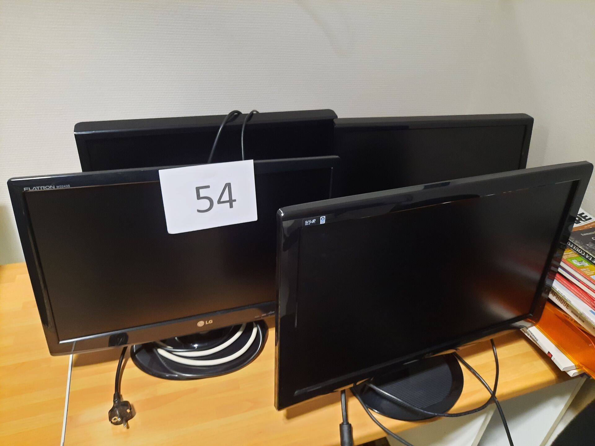 4 écrans d'ordinateur dont AOC 24", LG et ASUS 22"