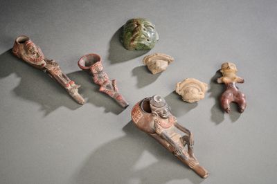 de nombreux types d'objets différents exposés sur la table