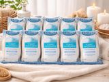 un gros plan sur un lot de flacons de lotion posés sur une table