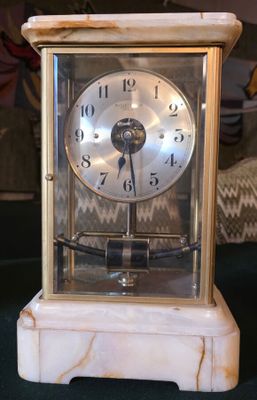 une horloge posée sur une table dans une pièce
