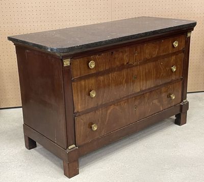 une commode en bois avec un plateau en marbre