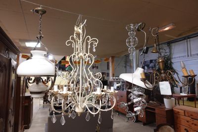 un lustre suspendu au plafond d'un magasin