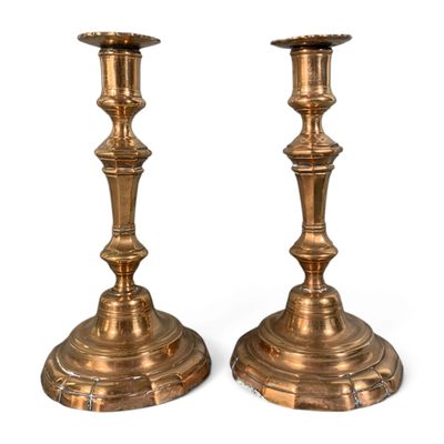 paire de chandeliers anciens en laiton sur fond blanc