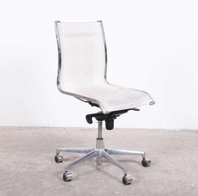 Chaise de bureau en métal chromé et assise en toile blanche.