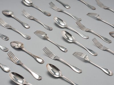 beaucoup de cuillères et de fourchettes en argent sur la table