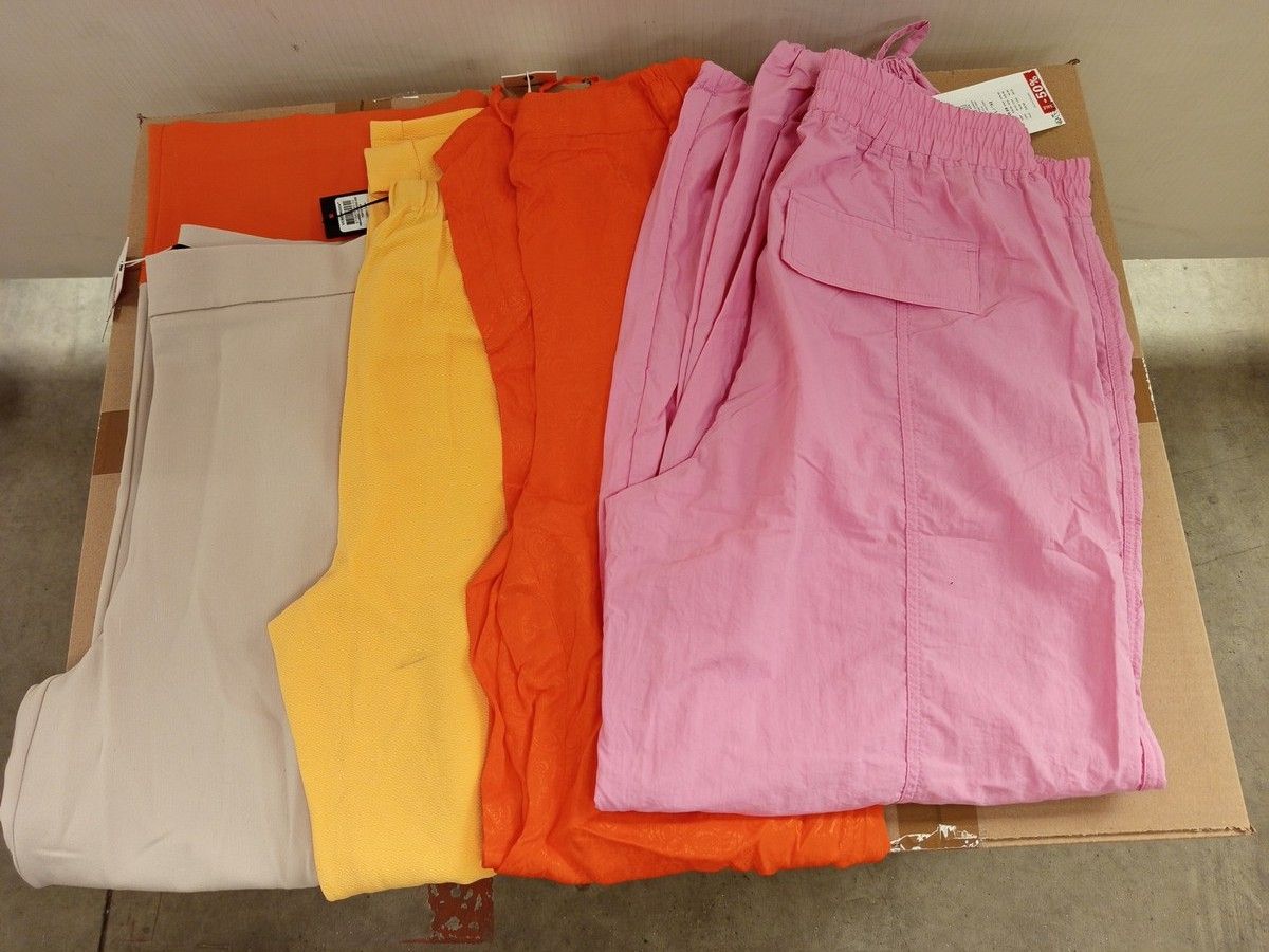 Lot de 50 pantalons (très grande variété de modèle) - pour femmes - 100% marques - Neuf, avec étiquette - 2 cartons
