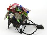 un panier noir sur lequel sont disposés divers objets