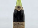 l'image d'une bouteille de vin posée sur une table