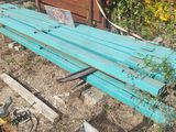 un tas de vieux bois bleu posé dans la cour