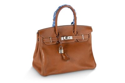 un sac à main en cuir marron sur fond blanc