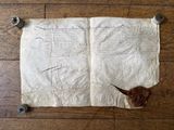 un vieux bout de papier posé sur un parquet
