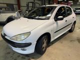 une photo d'une voiture blanche dans un garage