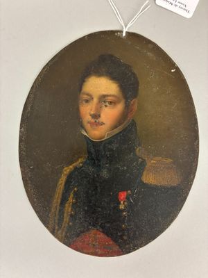 portrait d'un jeune homme en uniforme militaire tenant une rose rouge