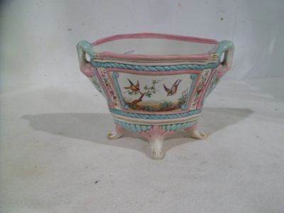 une jardinière rose et bleue avec des oiseaux peints dessus