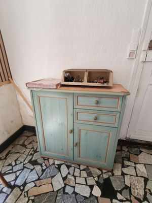 une petite armoire avec un lavabo dans un coin de la pièce