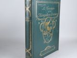 un vieux livre à la couverture verte posé sur une table