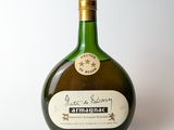 une bouteille d'alcool posée sur une table