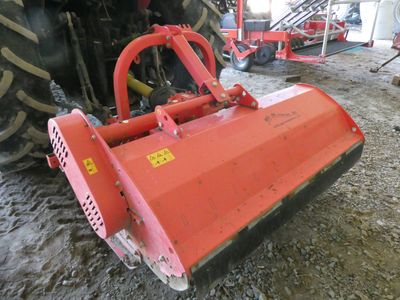 un tracteur équipé d'une charrue fixée à sa roue avant