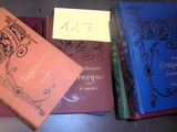 trois livres posés sur une table l'un à côté de l'autre