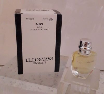 une image représentant un flacon de parfum posé sur une table