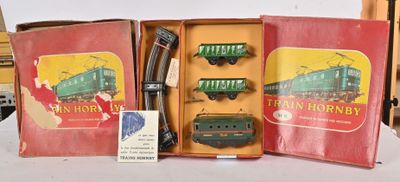trois petits trains dans une boîte posée sur une table