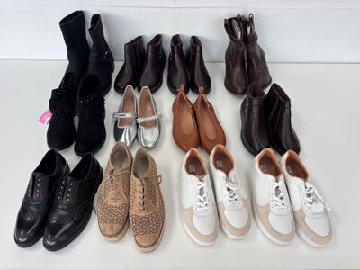 Plusieurs paires de chaussures pour femmes sont alignées sur une table