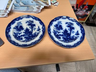 deux assiettes bleues et blanches posées sur une table