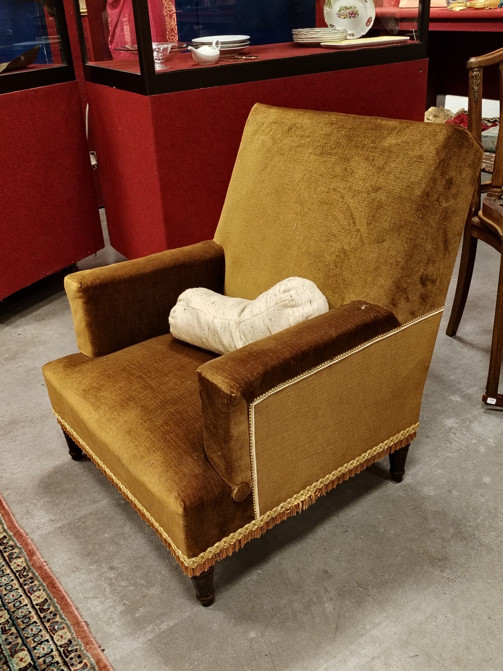 Fauteuil garni de velours ocre
