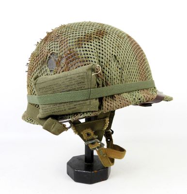 une image représentant un casque posé sur un support, sur fond blanc
