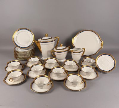 un ensemble de plats, tasses et soucoupes en porcelaine blanche et dorée