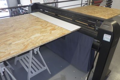 une image montrant une machine en train de découper des panneaux de contreplaqué