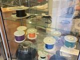 de nombreuses bobines de fil exposées dans une vitrine