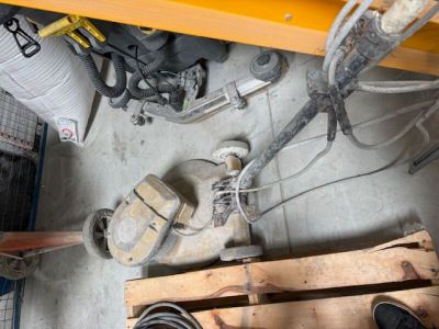 vue aérienne d'un homme travaillant sur une machine dans un garage