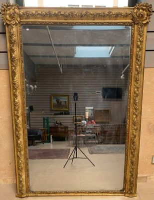 un miroir posé sur le sol d'une pièce