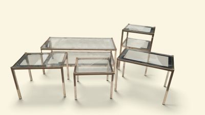 trois tables avec un plateau en verre sur fond blanc